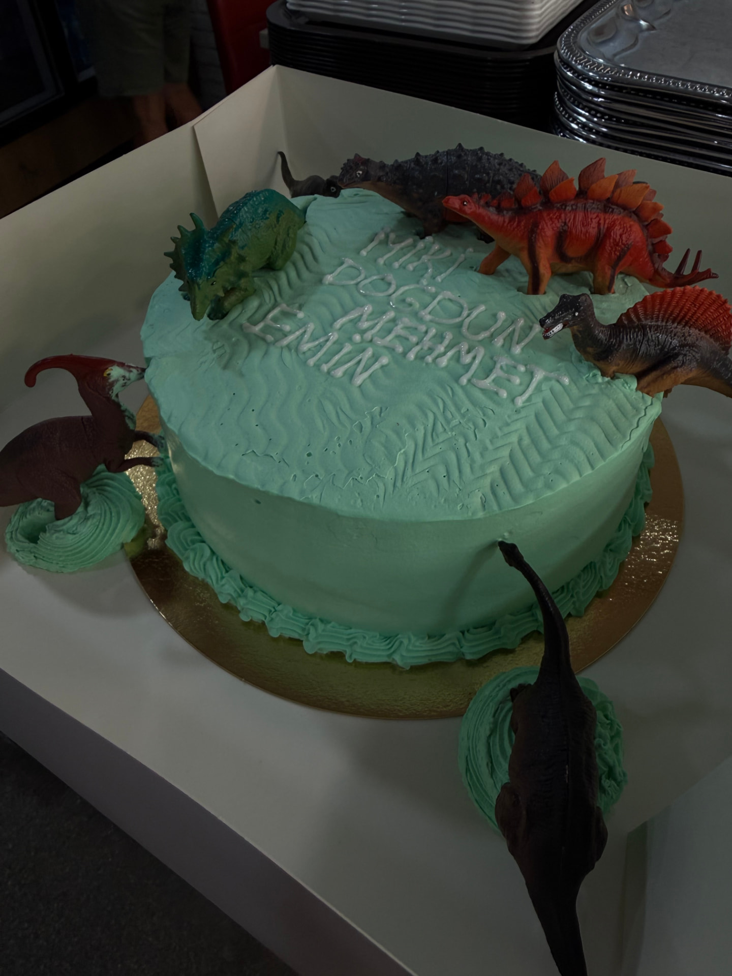 Grote slagroomtaart met dinosaurussen