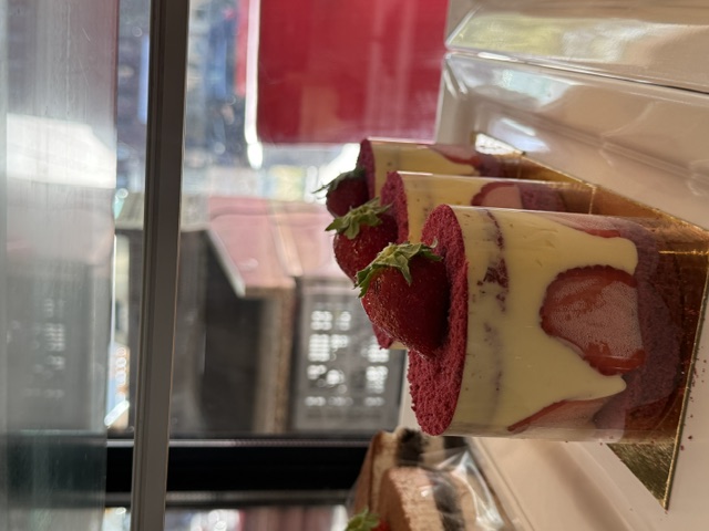 Red velvet dessert met aardbeien en romige vulling