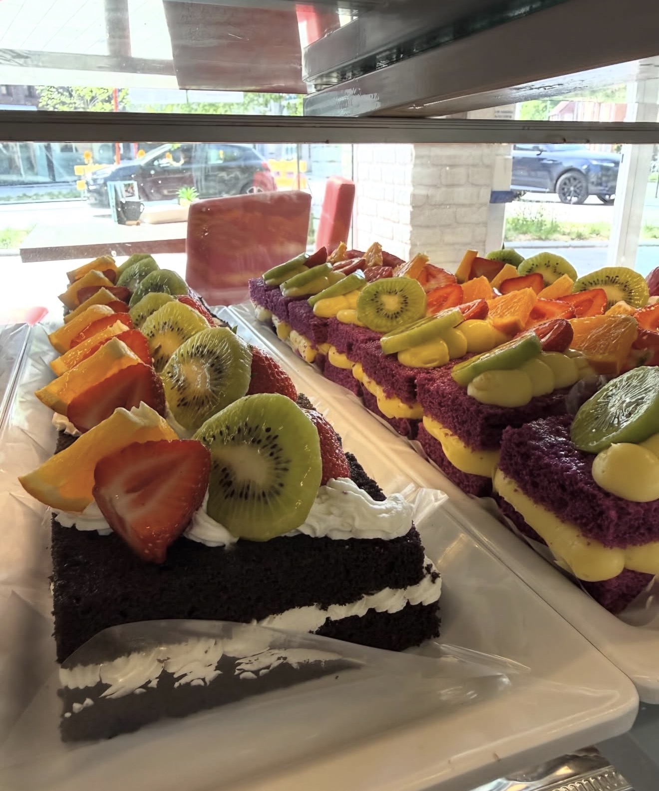 Chocoladecake met room en vers fruit